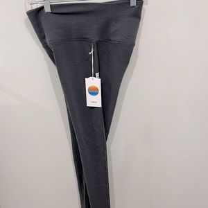 NEW WITH TAGS NEVER WORN vuori thermal leggings.